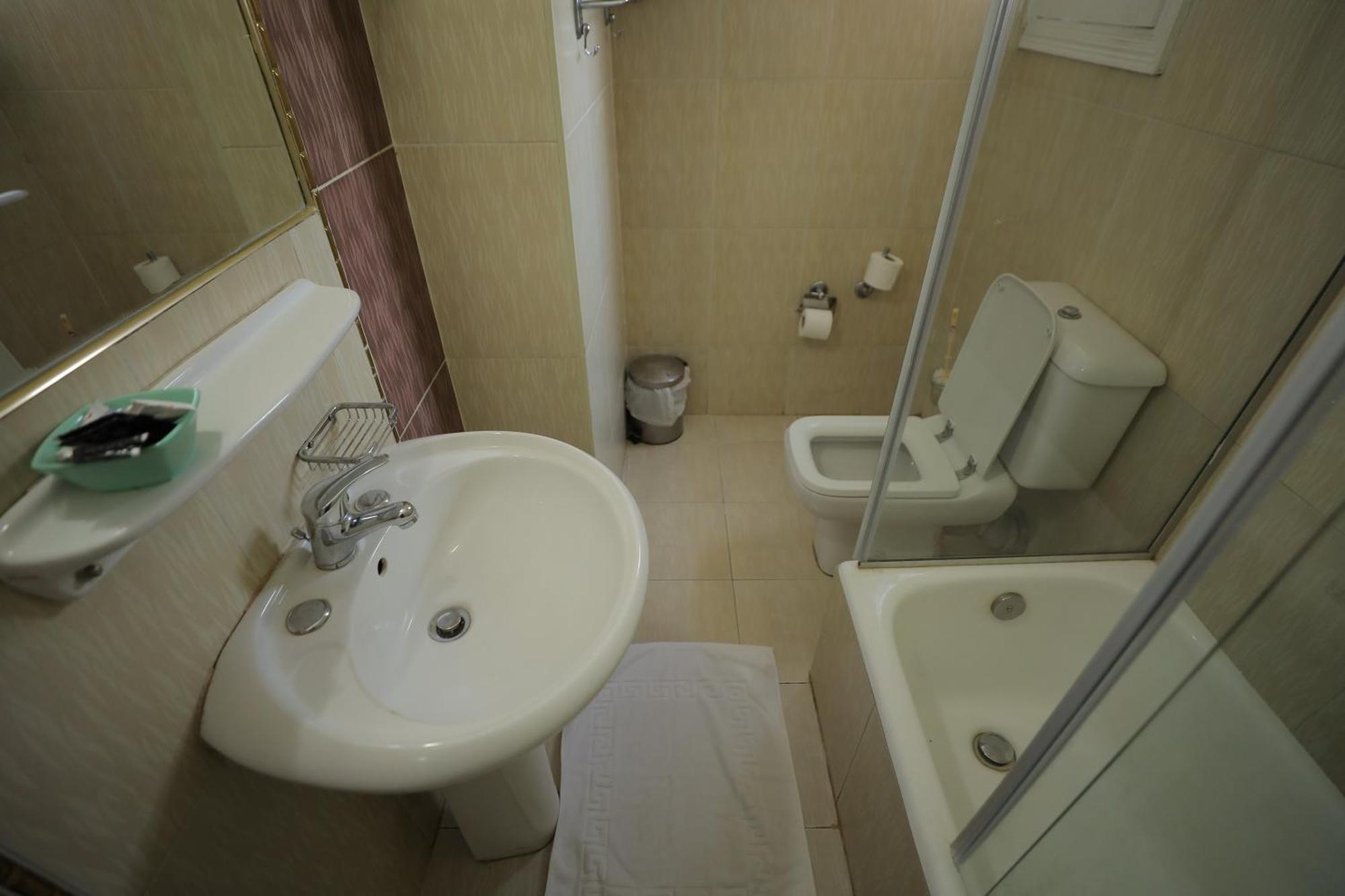 Happy Hotel 3*